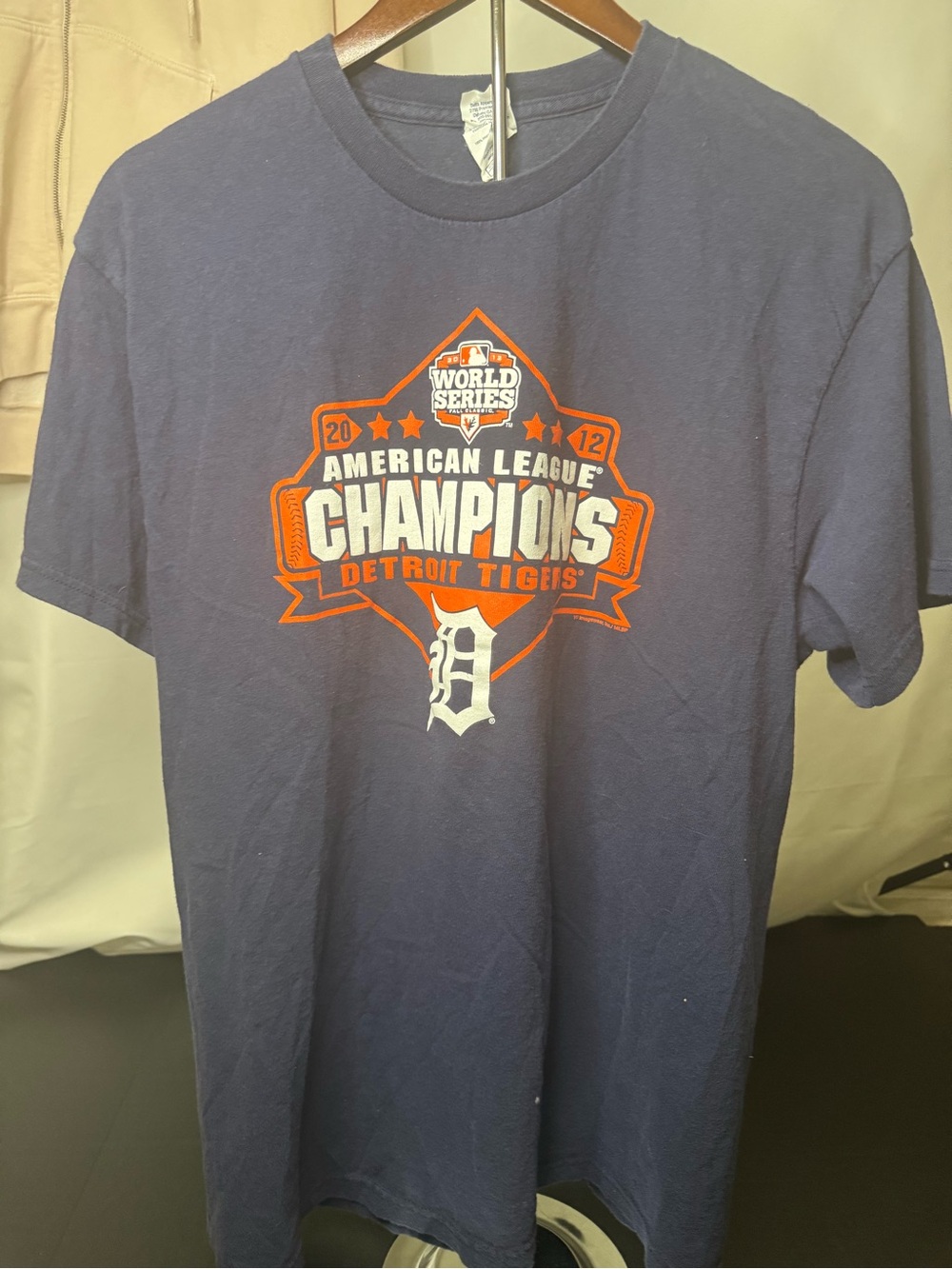 Sports T-shirt with Detroit Tigers logo mens large
